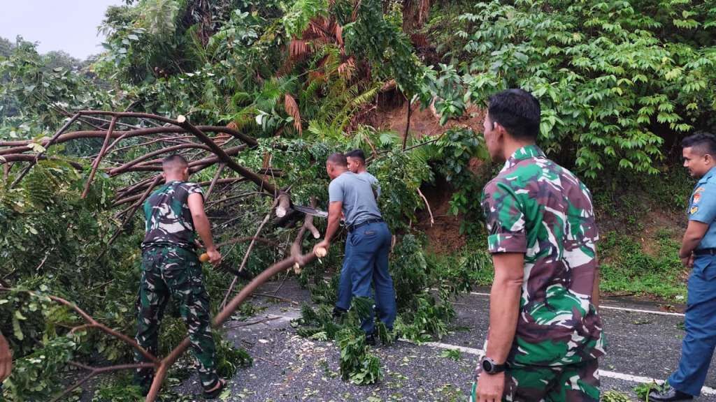terlihat prajurit kodaeral II berjibaku membersihkan ruas jalan di Bukit Peti peti