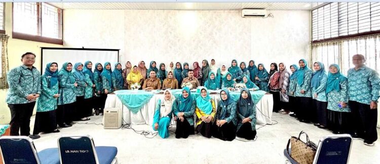 Dukung Program Aku Hatinya PKK, TP-PKK Gelar Sosialisasi Pengelolaan Sampah Rumah Tangga 1 PENGELOLAAN SAMPAH— Ketua TP-PKK Kota Solok Ny. Dona Ramadhani Kirana Putra, menghadiri sosialisasi Pengelolaan Sampah Rumah Tangga dan Rumah Sehat Layak Huni dalam rangka mendukung Program Aku Hatinya PKK.