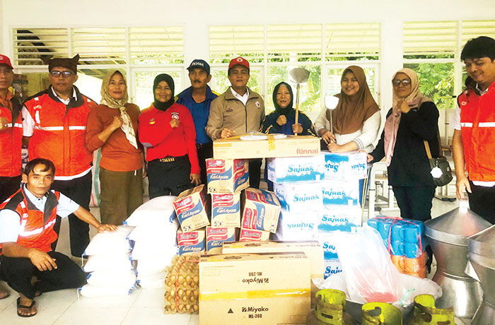 SALURKAN BANTUAN— PT Semen Padang kembali menyalurkan bantuan bagi warga terdampak banjir di Batu Busuak, Kelurahan Lambuang Bukik dan Kapalo Koto, Kecamatan Pauh, Kota Padang, Selasa (25/11). Bantuan tersebut difokuskan untuk memenuhi kebutuhan dapur umum pengungsi.