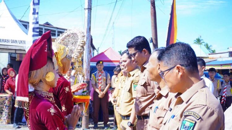 Festival Anak Nagari Kampung Galapuang Meriah 1 PEMBUKAAN FESTIVAL— Wakil Bupati Padangpariaman, Rahmat Hidayat, menghadiri pembukaan Festival Anak Nagari Kampuang Galapuang Ulakan Baralek Gadang, di Nagari Kampuang Galapuang, Kecamatan Ulakan Tapakis.