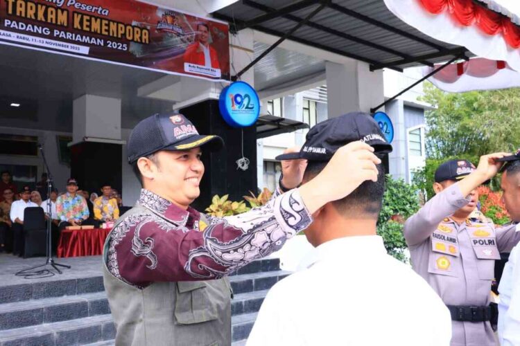 Polres Padangpariaman Gelar Apel Besar Satlinmas dan Ketua Pemuda 1 APEL BESAR SATLINMAS— Wakil Bupati Padangpariaman Rahmat Hidayat mengikuti apel besar satuan perlindungan masyarakat (Satlinmas) dan Ketua Pemuda.