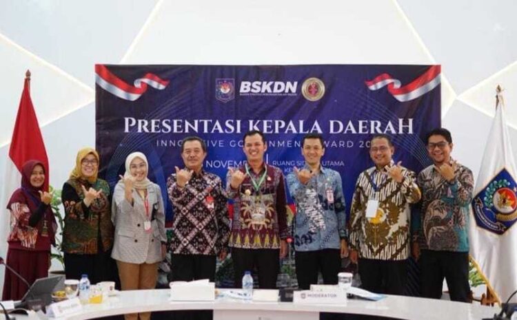 PENILAIAN— Wakil Bupati Padangpariaman, Rahmat Hidayat, saat melakukan presentasi berbagai inovasi unggulan daerah Kabupaten Padangpariaman di hadapan tim penilai Innovative Government Award (IGA) 2025.