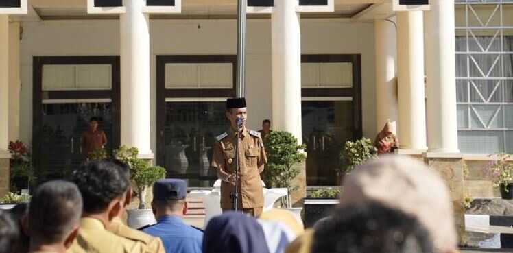 OPD Harus Aktif Cari Sumber Pembiayaan di Luar APBD 1 APEL GABUNGAN— Wabup Solsel Yulian Efi memberikan arahan saat pimpin apel pagi Senin (3/11).