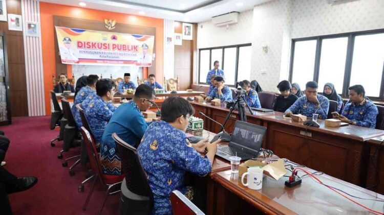 PENYUSUNAN RDTR— Wakil Walikota Pariaman Mulyadi, memberikan arahan saat rapat penyusunan RDTR dan KLHS.