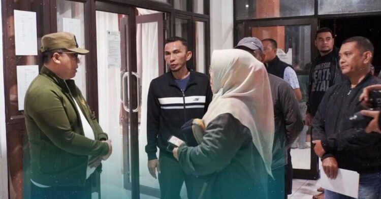 SIDAK TENGAH MALAM— Wali Kota Padang Panjang Hendri Arnis  didampingi Wawako Allex dialog dengan pengurus dan penghuni rusunawa  saat sidak.