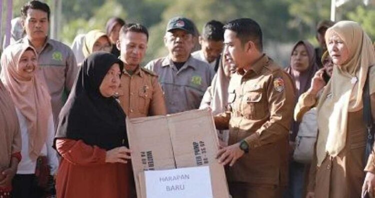 SERAHKAN BANTUAN ALAT AIR— Wali Kota Solok Ramadhani, serahkan bantuan alat pompa  air kepada perwakilan kelompok tani.