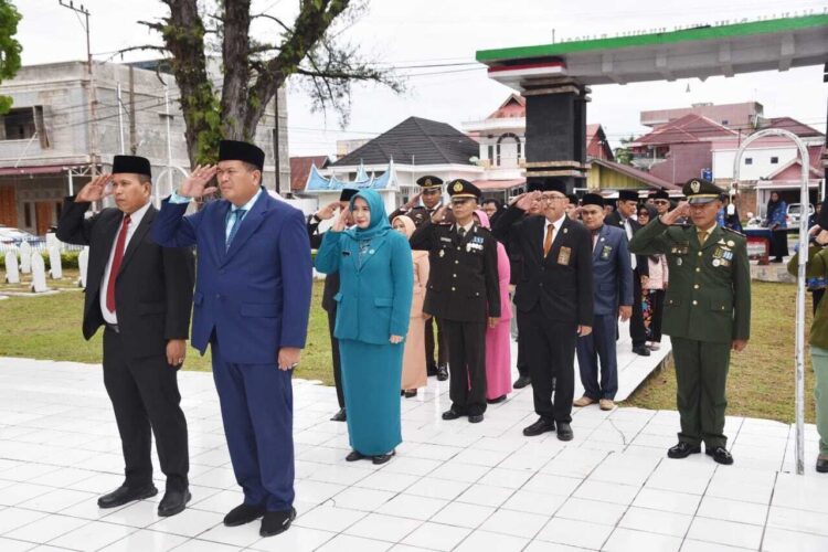 TABUR—Wali Kota  Pariaman Yota Balad dan  Wawako Mulyadi  saat akan tabur bunga di makam pahlawam.