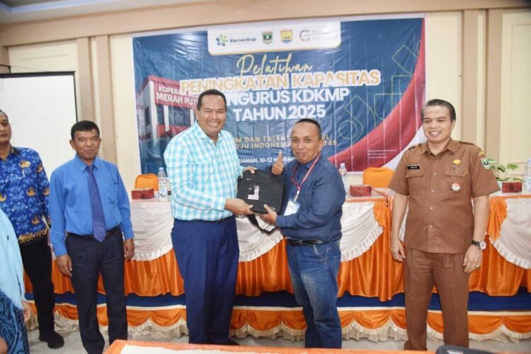 142 Pengurus KDKMP Dibekali Pelatihan Peningkatan Kapasitas 1 PELATIHAN PENINGKATAN KAPASITAS— Wali Kota Pariaman Yota Balad membuka kegiatan Pelatihan Peningkatan Kapasitas Pengurus Koperasi Desa/Kelurahan Merah Putih (KDKMP) tahun 2025.