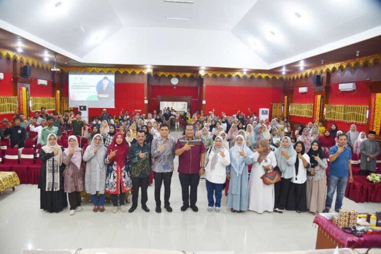 Obat Palsu Banyak Beredar, Warga Diminta jadi Konsumen Cerdas 1 SOSIALISASI KIE— Wali Kota Pariaman Yota Balad menghadiri sosialisasi pemberdayaan masyarakat melalui Komunikasi, Informasi dan Edukasi (KIE) yang diinisiasi oleh Anggota Komisi IX DPR RI Ade Rezki Pratama bersama BPOM RI, kemarin.