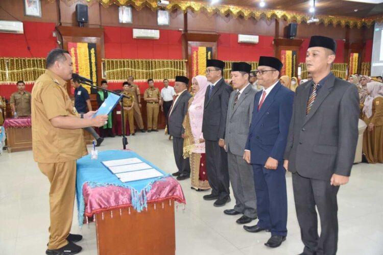 SUMPAH JABATAN— Wali Kota Pariaman Yota Balad, saat melantik dan mengambil sumpah jabatan empat pejabat pimpinan tinggi pratama (eselon II) dan  dua orang pejabat administrator di lingkungan Pemerintahan Kota Pariaman.