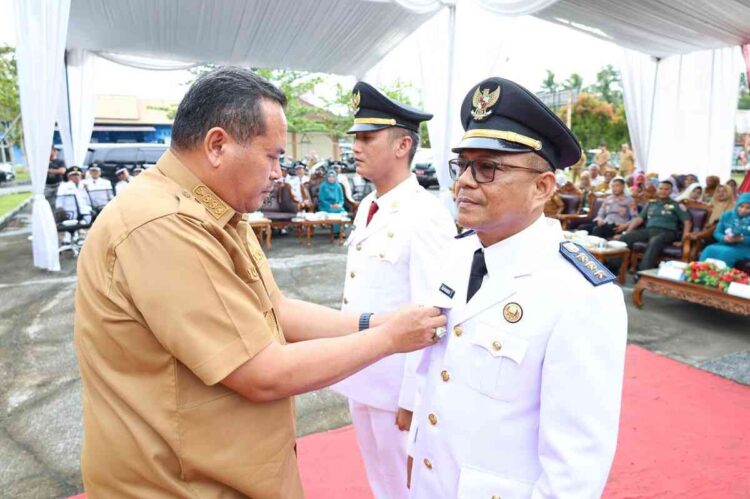 SERTIJAB— Yota Balad yang disaksikan Mulyadi, kemarin, melakukan serah terima Jabatan Camat Pariaman Utara dari Camat Pariaman Utara.