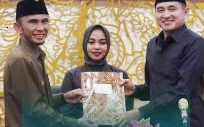 Allex Saputra Sampaikan Nota Keuangan Wali Kota Atas Ranperda Tentang APBD 2026 1 SAMPAIKAN NOTA KEUANGAN—Wakil Wali Kota Padang Panjang Allex Saputra, menyerahkan Nota Keuangan Wali Kota atas Rancangan Peraturan Daerah tentang Anggaran Pendapatan dan Belanja Daerah Tahun 2026, Sabtu (22/11).