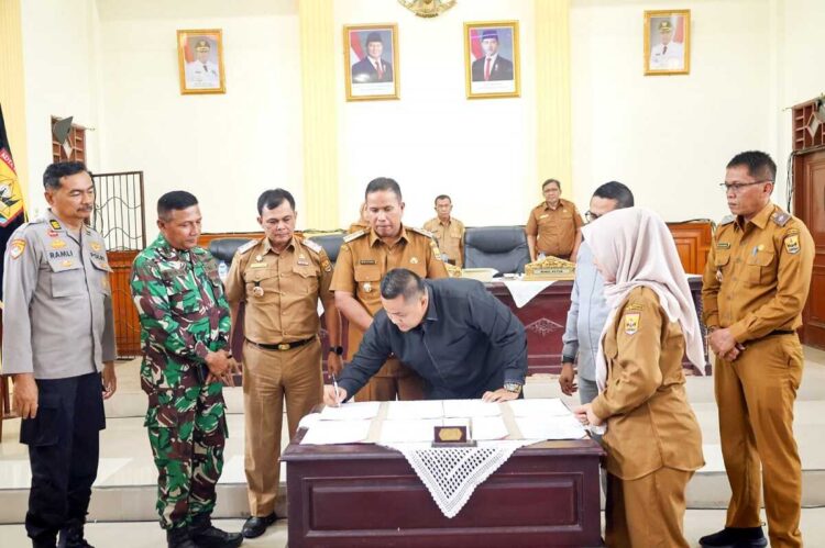 PENGESAHAN—Wakil Wali Kota Pariaman Mulyadi, saat pengesahan KUA dan PPAS di DPRD Kota Pariaman.