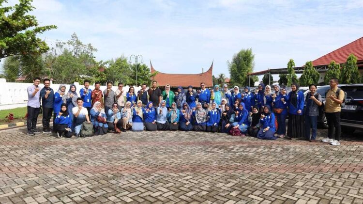 FOTO BERSAMA—Wali Kota Pariaman, Mulyadi foto bersama usai menerima kunjungan Dekan, Dosen Pembimbing sampai Mahasiswa Fakultas Farmasi se-Indonesia di Kota Pariaman dalam Kegiatan Pengabdian Kepada Masyarakat (PKM).