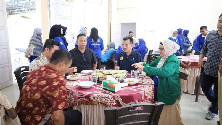 PTF se-Indonesia Edukasi Obat dan Olah Teh Celup Mengkudu di Pariaman 1 EDUKASU— Wakil Wali Kota Pariaman, Mulyadi saat menyambut kedatangan rombongan dari PT yang menggelar pengabdian kepada masyarakat di Kota Pariaman dengan agenda penyuluhan tentang obat dan obat bahan alami serta pembuatan teh celup dari bahan mengkudu di Kantor Desa Talago Sariak.