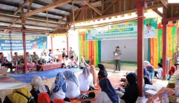 DIALOG— Bupati Pasaman Welly Suhery berdialog dengan petani, tokoh masyarakat, pemuka adat, dan generasi muda di Mapattunggul Selatan, sebagai satu-satunya kecamatan penghasil gambir Pasaman.
