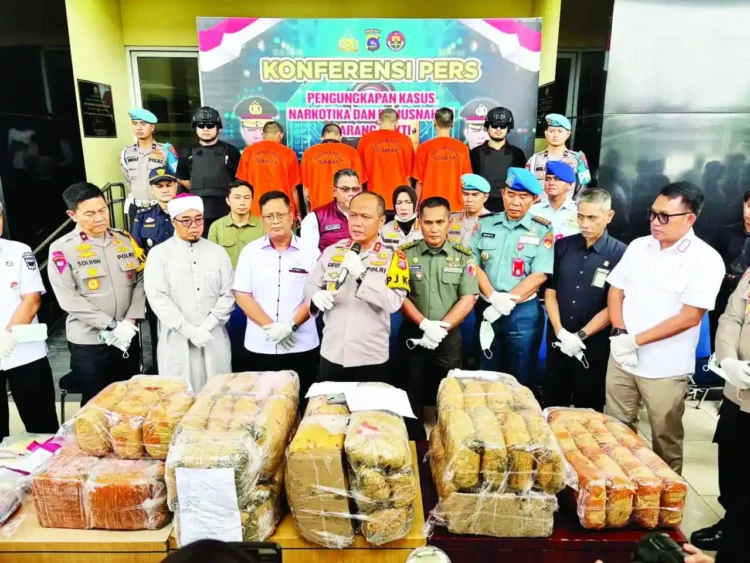 Polda Sumbar Tangkap 36 Pengedar Narkoba, Sabu 247,45 Gram dan Ganja 172,43 Kg Disita 1 UNGKAP KASUS— Polda Sumbar menggelar konferensi pers pengungkapan kasus narkotika dan pemusnahan barang bukti, Rabu (19/11).
