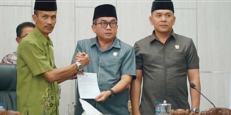 Dana Transfer Daerah Berkurang APBD Solsel Kian Ramping 1 SERAHKAN NOTA PENGANTAR RAPBD— Wakil Bupati Yulian menghadiri Rapat Paripurna penyerahan Nota Pengantar RAPBD 2026 di Kantor DPRD Solok Selatan.