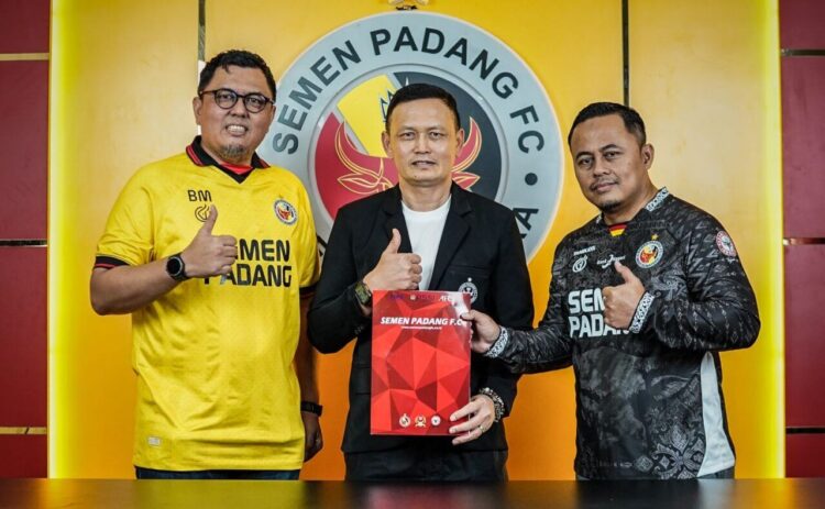 DIREKTUR TEKNIK— Semen Padang FC resmi menunjuk sosok berpengalaman Yeyen Tumena sebagai Direktur Teknik (Dirtek) yang baru.
