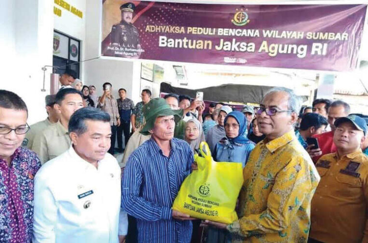 SIMBOLIS— Kajati Sumbar Muhibuddin secara simbois menyerahkan bantuan dari Kejagung RI untuk korban terdampak bencana alam di Kabupaten Agam. Bantuan diterima langsung oleh Bupati Agam Benni Warlis, Jumat (5/12).