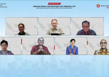 UMUMKAN— Ketua Dewan Komisioner OJK Mahendra Siregar saat mengumumkan kebijakan perlakuan khusus atas kredit atau pembiayaan bagi debitur yang terdampak bencana banjir dan longsor di Provinsi Aceh, Sumatra Utara, dan Sumatra Barat.