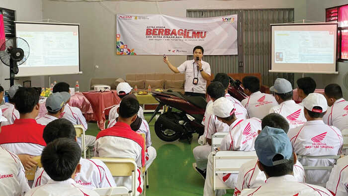 AHM Bekali Ribuan Pelajar SMK dengan Teknologi Honda Terbaru 1 AHBI— Pelajar SMK mitra binaan AHM sedang memperhatikan materi ajar dari Instruktur Vocational AHM pada gelaran AHBI 2025.