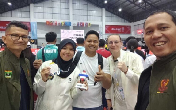 SEA Games 2025 Thailand, Atlet Sumbar Zikrha Dwi Putri Raih Perak dari Cabor Teqball 1 RAUT BAHAGIA— Dari kiri; Waketum III KONI Sumbar Editiawarman, Zikrha Dwi Putri, Wasekum II KONI Risky Syahputra, pelatih Teqbal Timnas Gabriella Kota, Waketum II KONI Sumbar Septri.