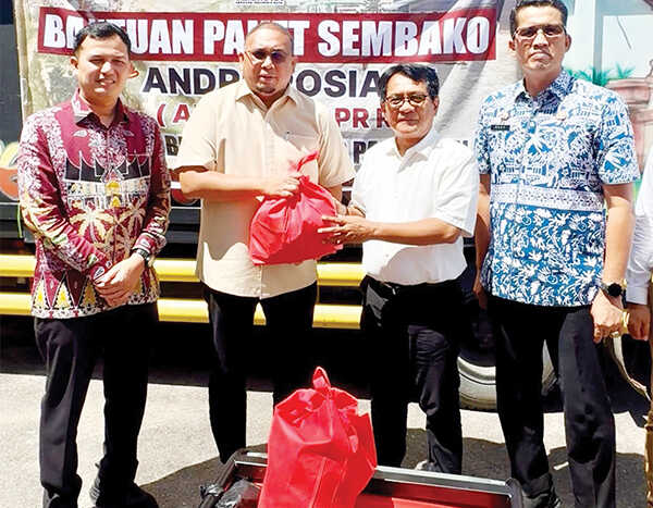 Peduli Korban Bencana Padang Pariaman, Andre Rosiade Serahkan 2.500 Paket Sembako dan 10 Genset 1 SERAHKAN BANTUAN— Wakil Ketua Komisi VI DPR RI, Andre Rosiade menyerahkan bantuan berupa 2.500 paket sembako dan 10 unit genset kepada masyarakat yang terdampak musibah di Kabupaten Padang Pariaman. Penyerahan dilakukan di Rumah Dinas Bupati Padang Pariaman pada Kamis (4/12).