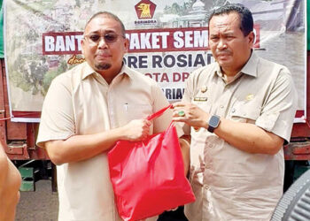 Andre Rosiade Serahkan 2.000 Paket Sembako untuk Korban Banjir di Kota Pariaman