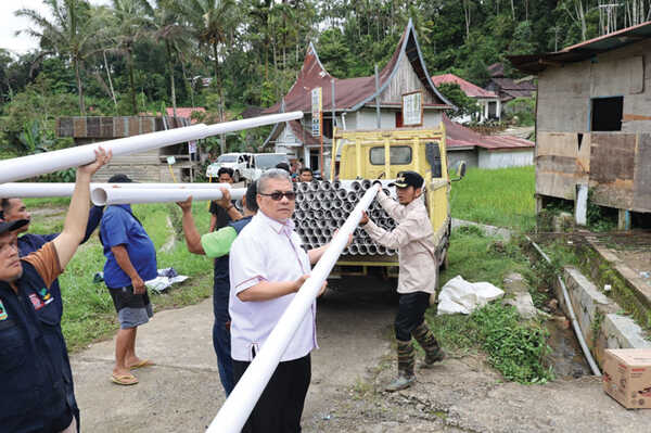 Akses Air Bersih Rusak Pascabanjir, Ketua DPRD Sumbar Serahkan Bantuan Pipa di Sipinang 1 BANTUAN PIPA— Ketua DPRD Sumbar, Muhidi menyerahkan bantuan pipa untuk memperbaiki akses air bersih untuk masyarakat di Nagari Sipinang, Agam, yang rusak akibat banjir bandang.