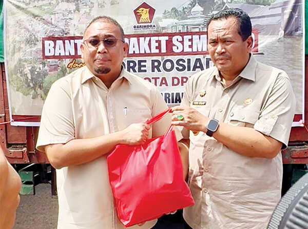 Andre Rosiade Serahkan 2.000 Paket Sembako untuk Korban Banjir di Kota Pariaman 1 BANTUAN SEMBAKO— Anggota DPR RI Fraksi Partai Gerindra, Andre Rosiade menyerahkan bantuan untuk warga terdampak bencana di Kota Pariaman, Kamis (4/12). Bantuan tersebut diterima langsung oleh Walikota Yota Balad.