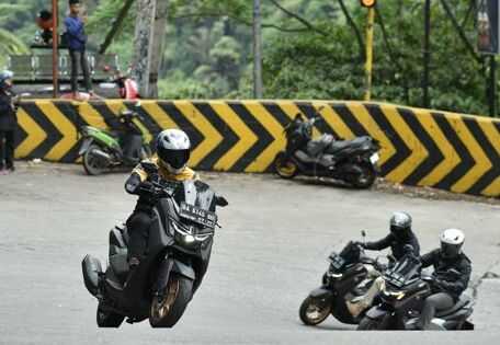 Yamaha Sumbar Bagikan Tips Aman Hadapi Jalan Tanjakan dan Turunan Pakai Motor Matik 1 TIPS AMAN— Pengendara Yamaha Nmax melewati jalan ekstrem di Sitinjau Lauik, Padang.