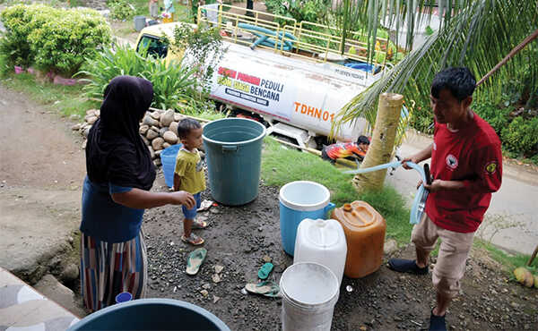 Semen Padang Peduli Salurkan Air Bersih, Warga Salareh Aia Timur Sampaikan Rasa Syukur 1 PENYALURAN AIR BERSIH— PT Semen Padang menyalurkan bantuan air bersih melalui armada tangki untuk warga Salareh Aia Timur, Kecamatan Palembayan, Kabupaten Agam, Kamis (4/12).