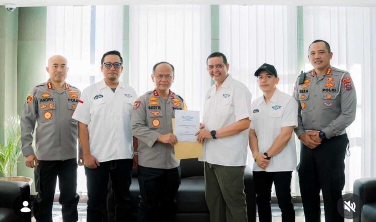 IMBI Sumbar Salurkan Bantuan untuk Korban Bencana 1 SERAHKAN BANTUAN— Ketua IMBI Sumbar Faisal didampingi Wakil Ketua, Benny dan Ketua Regional Sumatera, Zulkarnain menyerahkan bantuan secara simbolis kepada Kapolda Sumbar, Irjen Pol Gatot Tri Suryanta dan jajaran, Minggu (7/12). Foto: IMBI Sumbar