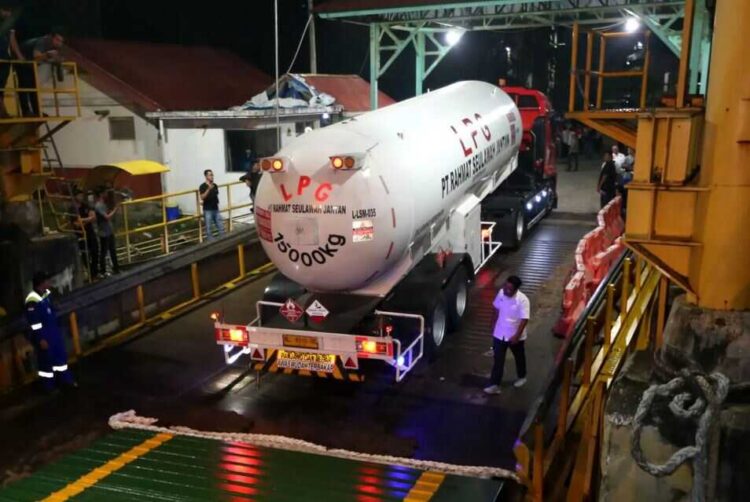 Percepat Pemulihan, Pertamina Patra Niaga Sumbagut Kirim BBM dan LPG Lewat Laut untuk 1 DISTRIBUSI ENERGI— Upaya pemulihan pascabanjir di Aceh terus dilakukan, salah satunya melalui percepatan distribusi energi oleh PT Pertamina Patra Niaga Regional Sumatera Bagian Utara (Sumbagut).