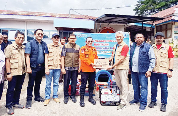 SIMBOLIS— Direktur Operasional Bank Nagari, Zilfa Efrizon, menyerahkan bantuan kepada korban banjir bandang di Kabupaten Tanah Datar, yang secara simbolis diterima oleh Bupati Tanah Datar, Eka Putra, di posko bencana pada Minggu (30/11).