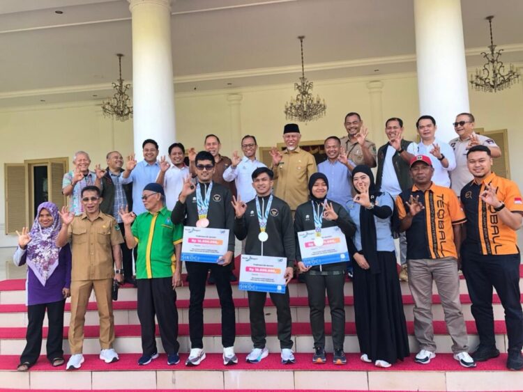 APRESIASI ATLET— Tiga atlet asal Sumbar yang sumbangkan medali untuk Indonesia pada Sea Games 2025 Tahiland dijamu dan mendapatkan apresiasi dari Gubernur Sumbar Mahyeldi, di Istana Gubernuran, Selasa (23/12).