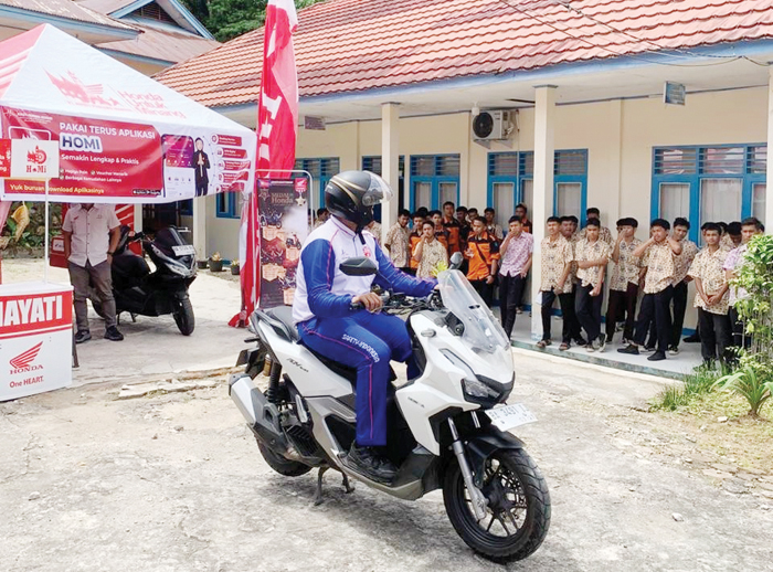 EDUKASI— Tim Safety Riding Honda Hayati  melalui instruktur Benarivo De Frize memberikan edukasi bertajuk “Kode Jalan: Bahasa yang Semua Pengendara Harus Pahami” untuk meningkatkan kesadaran akan pentingnya komunikasi nonverbal di jalan.