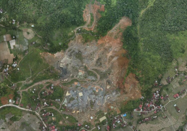 KONDISI PENAMBANGAN SIRTU— Inilah kondisi penambangan galian C jenis pasir dan batu (sirtu) Gunung Sarik dari satelit Vantor. Walhi Sumbar menilai operasional tambang di wilayah tersebut telah melampaui batas daya dukung lingkungan dan menjadi ancaman nyata bagi keselamatan warga, khususnya di Daerah Aliran Sungai (DAS) Kuranji.