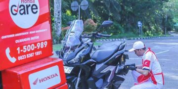 HONDA CARE—Mekanik Honda Care Menara Agung melayani konsumen yang mengalami kendala pada sepeda motornya.