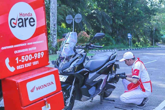 HONDA CARE—Mekanik Honda Care Menara Agung melayani konsumen yang mengalami kendala pada sepeda motornya.