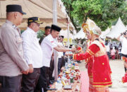 Pemkab Solsel Prioritaskan Pendidikan, Serahkan 950 Setel Seragam Gratis di Sangir Batang Hari