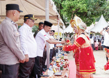 Pemkab Solsel Prioritaskan Pendidikan, Serahkan 950 Setel Seragam Gratis di Sangir Batang Hari