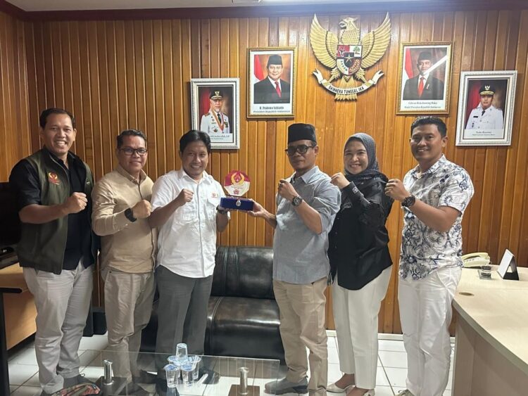 SILATURAHMI— KONI Provinsi Bengkulu sambangi Kantor KONI Sumbar. Pertemuan yang dilaksanakan pada Selasa (2/11) membahas tentang rencana bersama Tuan Rumah PON 2032 mendatang.