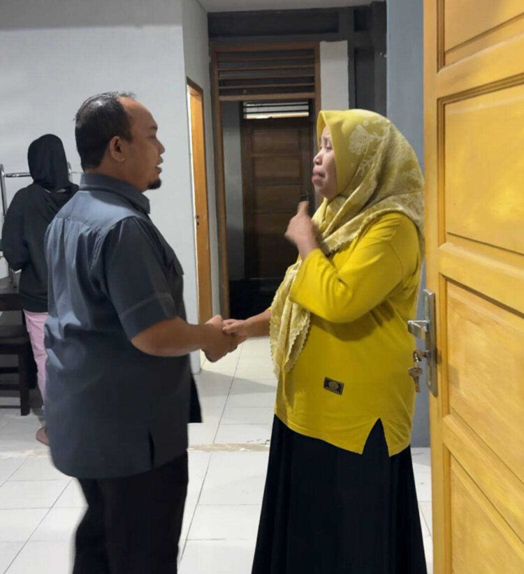 Warga Terdampak Bencana Sudah Bisa Tempati Huntara di Lubuk Buaya 1 KUNJUNGI HUNTARA— Ketua DPRD Padang Muharlion, melihat langsung para korban terdampak yang sudah menempati hunian sementara di Padang Sarai, Lubuk Buaya, Kecamatan Koto Tangah, Rabu (10/12) malam.