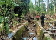 11 Meninggal, 2 Warga Kampung Apar Terus Dicari,  Dipenuhi Material Banjir, Personel TNI dan BPBD Telusuri Bantaran Sungai Kecil