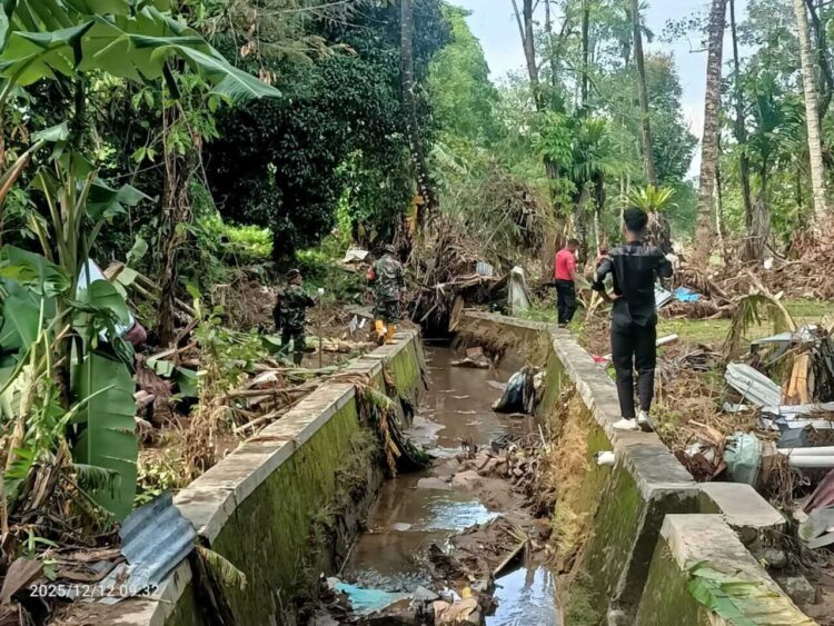 11 Meninggal, 2 Warga Kampung Apar Terus Dicari, Dipenuhi Material Banjir, Personel TNI dan BPBD Telusuri Bantaran Sungai Kecil 1 PENCARIAN KORBAN— Tim gabungan dari personel TNI dan BPBD Padang bersama masyarakat melakukan pencarian dua warga Kampung Apar dengan menyisir bantaran serta badan sungai kecil. Sejak Jumat (12/12) pagi, petugas mulai menelusuri titik-titik rawan tempat material banjir menumpuk. Arus sungai yang masih kuat dan aliran yang keruh menjadi tantangan.