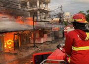 Si Jago Merah Mengamuk di Simpang Cendrawasih, Sembilan Toko dan Satu Rumah Hangus Terbakar, Kerugian Ditaksir Capai Rp1 Miliar