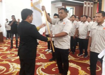 LANTIK— Ketua KONI Sumatera Barat Hamdanus melantik Pengurus KONI Kabupaten Pesisir Selatan (Pessel) masa bakti 2025–2029 di Gedung Painan Convention Centre, Rabu (3/11).