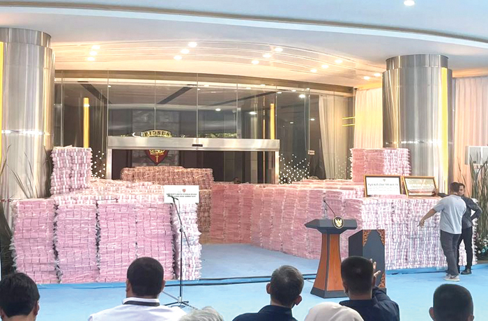 TUMPUKAN UANG— Penampakan tumpukan uang senilai Rp 6.625.294.190.469,74 akan diserahkan Satgas PKH kepada pemerintah di Kompleks Kejaksaan Agung, Jakarta, Rabu (24/12).